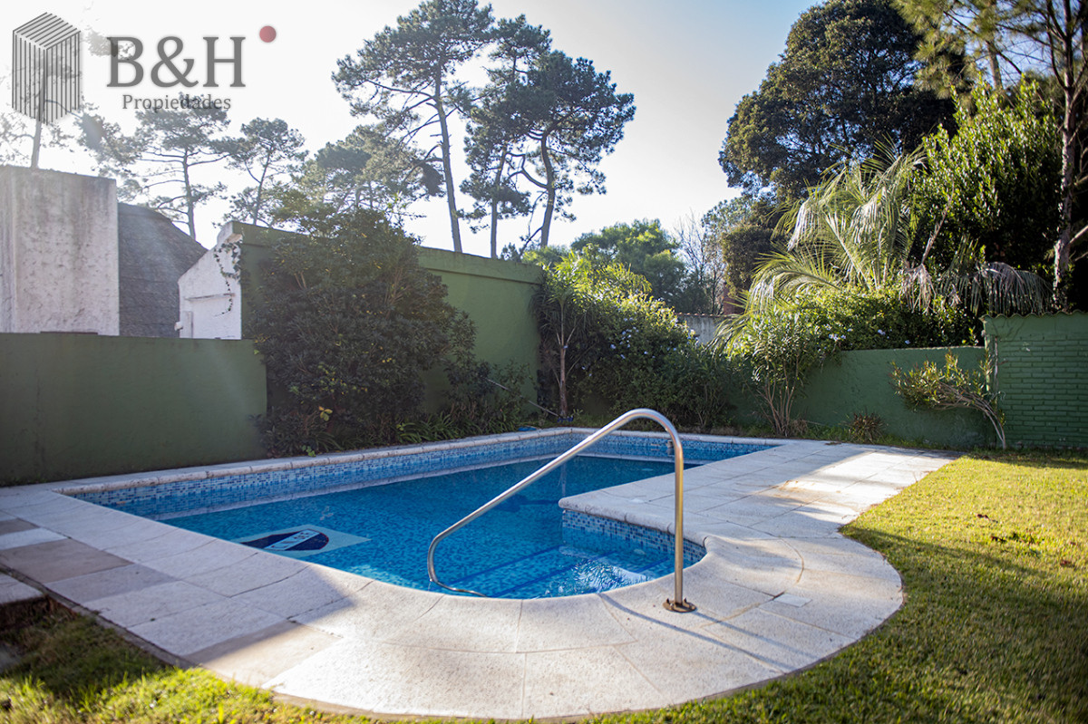 Casa ID.8024 - Muy linda casa en venta, zona inmejorable, 3 dormitorios y servicio