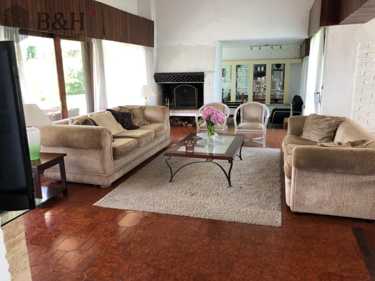 Casa ID.4236 - Muy buena propiedad en venta, 5 dormitorios en barrio Cantegril, Punta del Este 