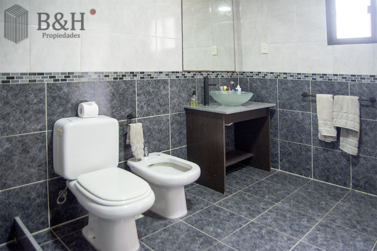 Casa ID.6619 - Excelente chalet de 5 dormitorios en venta a pasos de Playa Mansa Punta del Este