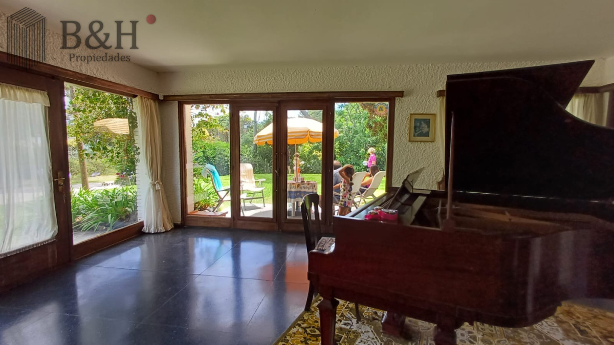Casa ID.4220 - Vende Casa en Zona comercial en Lugano - Punta del Este
