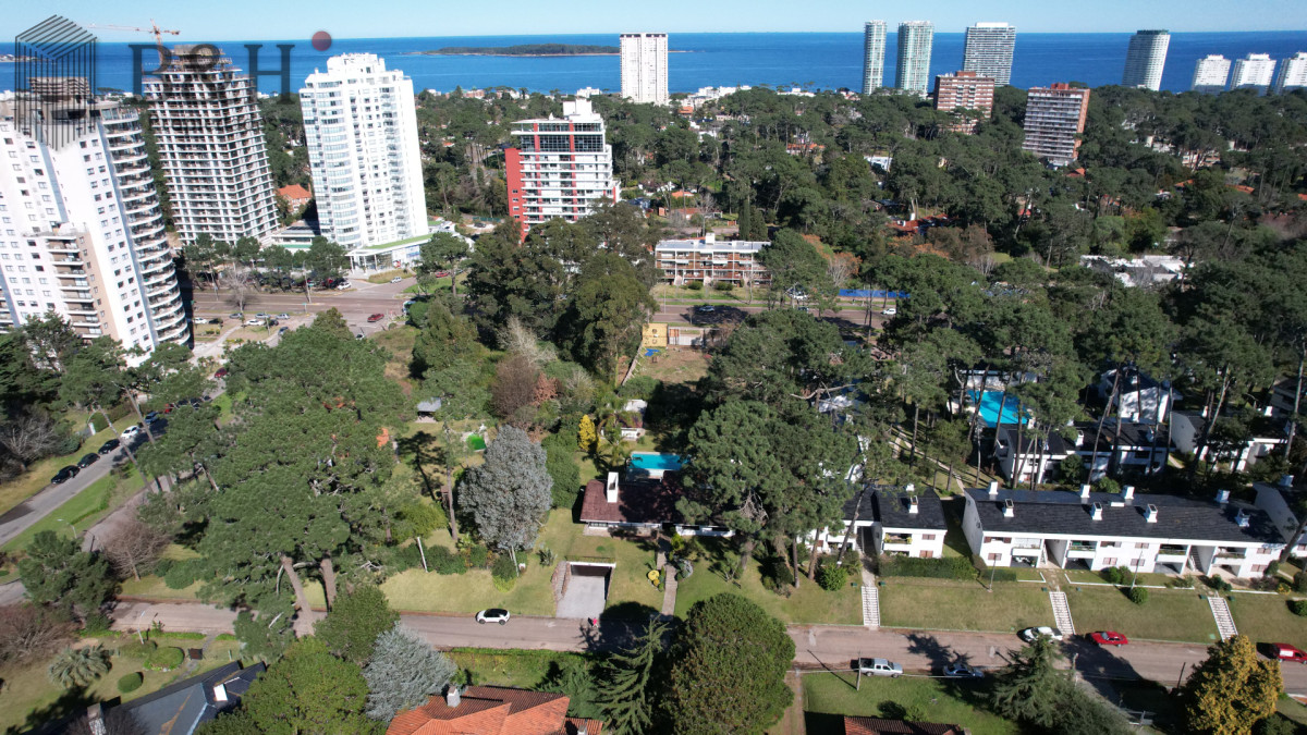 Casa ID.4236 - Muy buena propiedad en venta, 5 dormitorios en barrio Cantegril, Punta del Este 