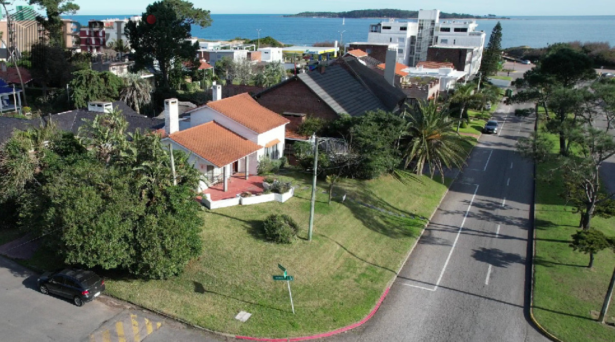 Casa ID.3827 - Casa de 4 dormitorios en Venta , Punta del este 