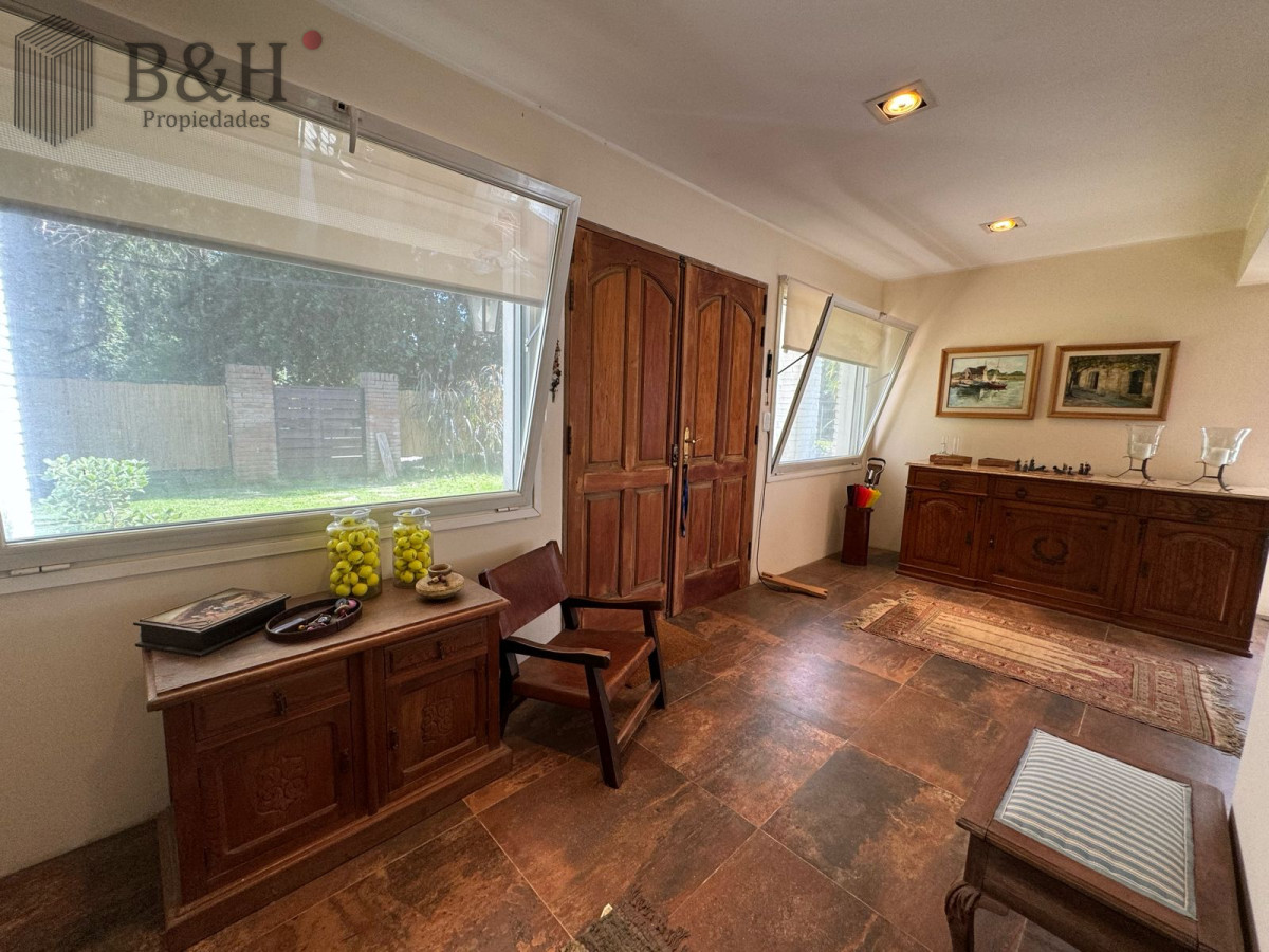 Casa ID.4235 - En venta casa de 3 dormitorios, con piscina y barbacoa, en Barrio Golf, Punta Este