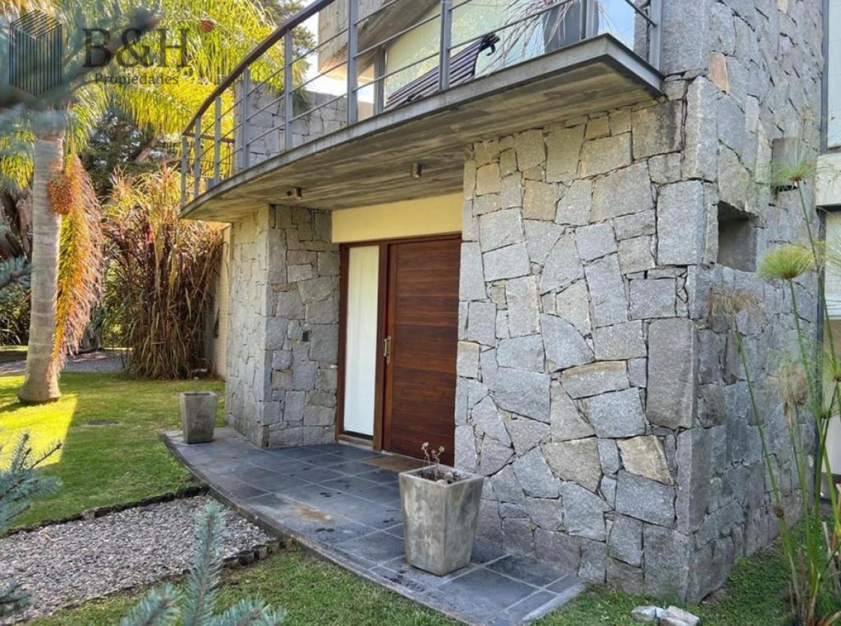 Casa ID.4230 - Hermosa casa de 4 dormitorios en agradable entorno.
