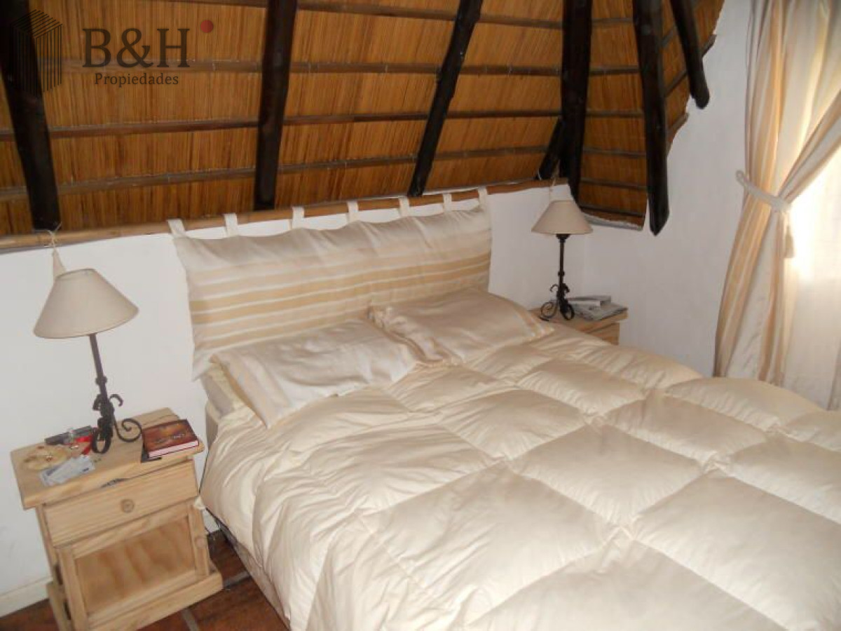 Casa ID.5600 - Chalet de 4 dormitorios, piscina y parrillero en alquiler. Zona tranquila. Punta del Este.
