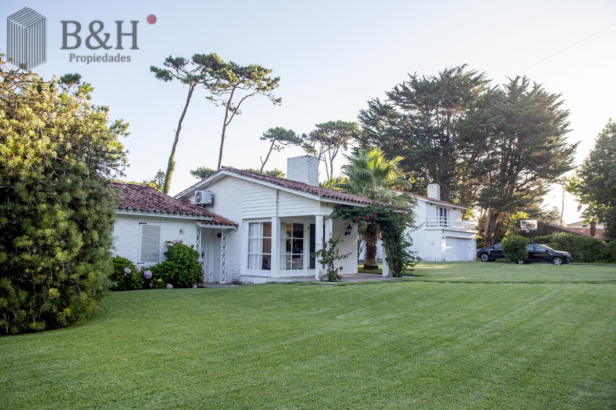 Casa ID.4215 - Vende casa en Brava, Punta del Este, de 5 dormitorios.