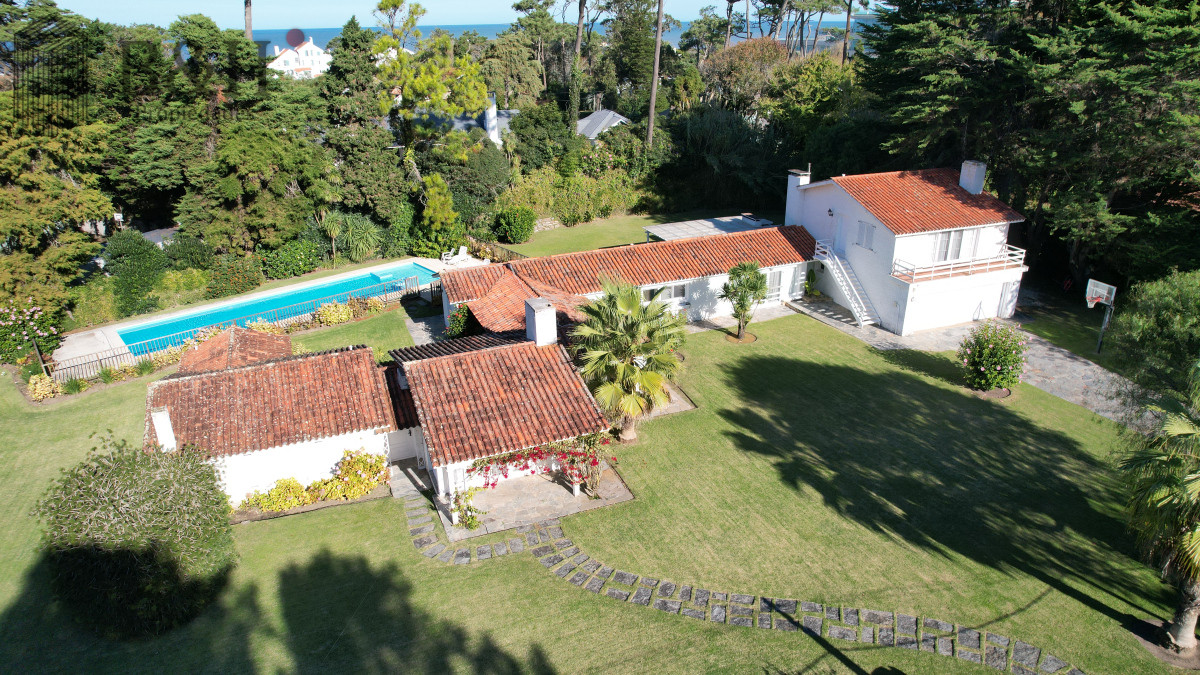 Casa ID.4215 - Vende casa en Brava, Punta del Este, de 5 dormitorios.
