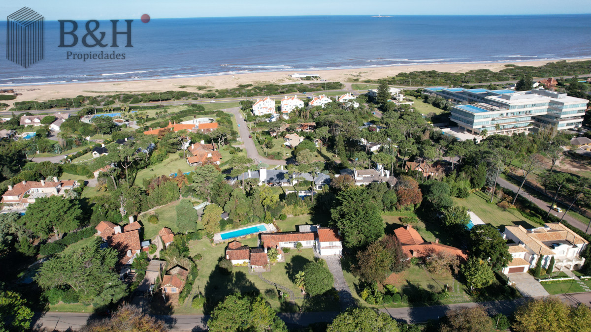 Casa ID.4215 - Vende casa en Brava, Punta del Este, de 5 dormitorios.