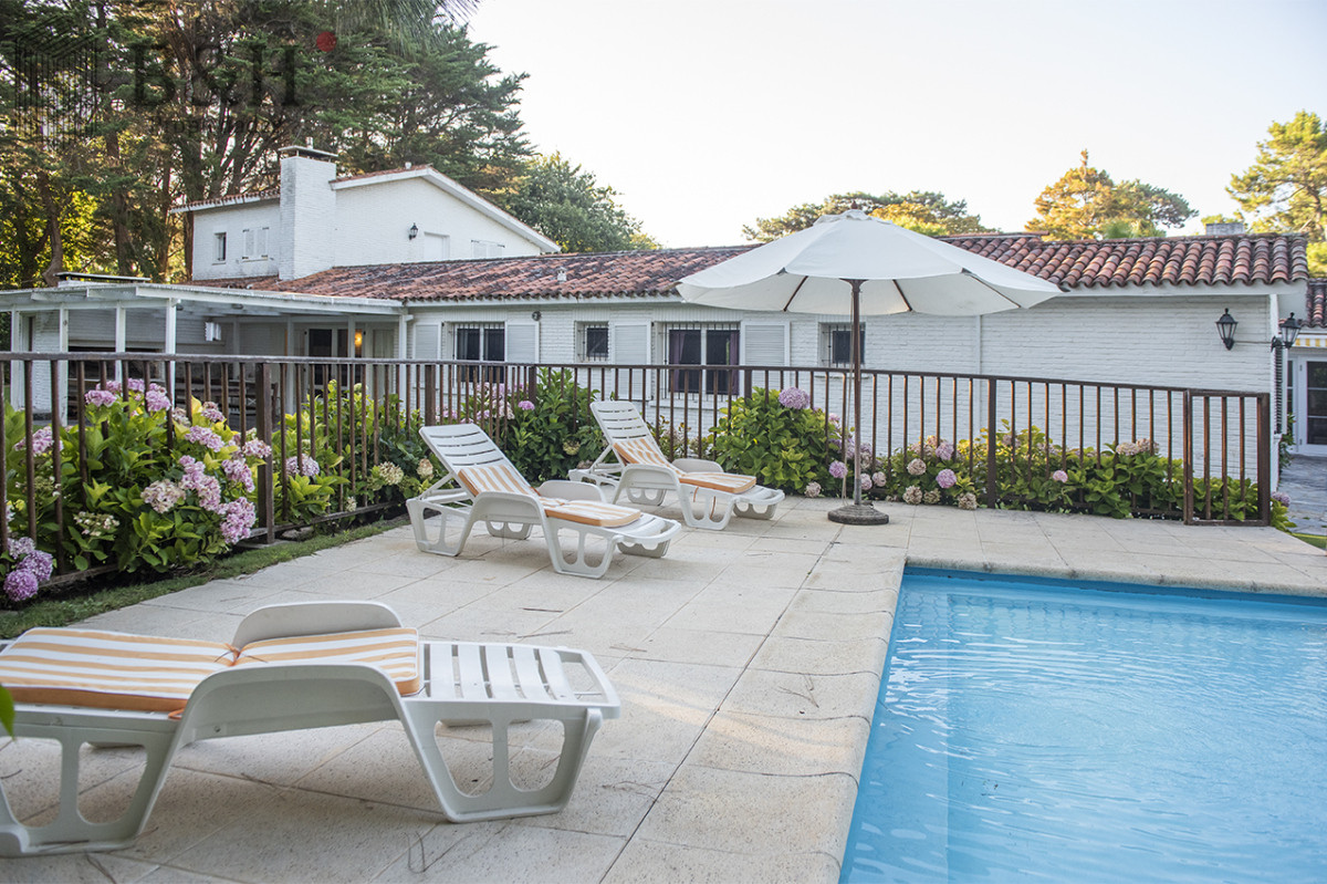 Casa ID.4215 - Vende casa en Brava, Punta del Este, de 5 dormitorios.