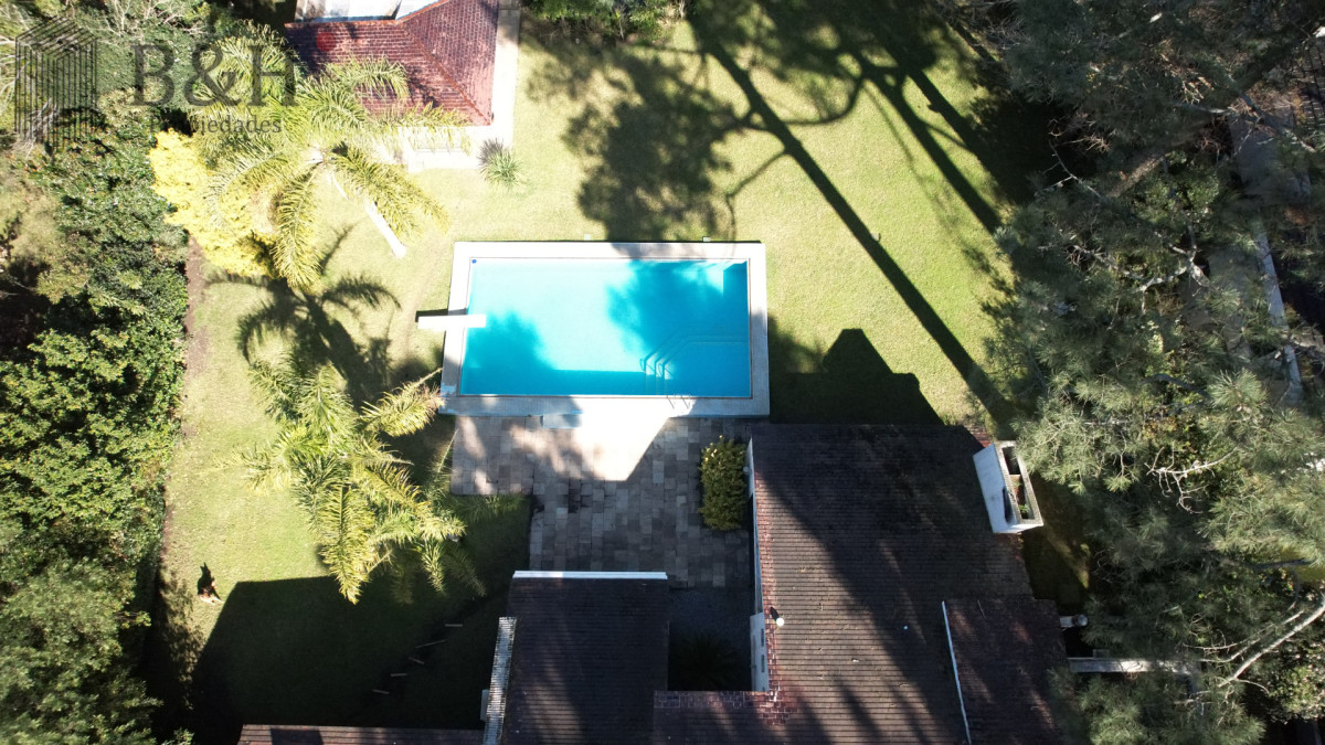 Casa ID.4236 - Muy buena propiedad en venta, 5 dormitorios en barrio Cantegril, Punta del Este 