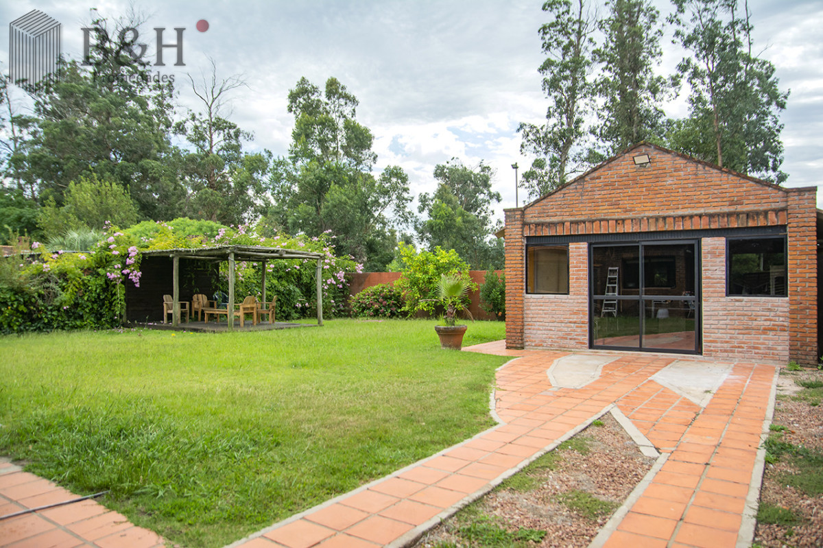 Casa ID.6694 - En venta casa de 3 Dormitorios en Jardines de Córdoba con Barbacoa 