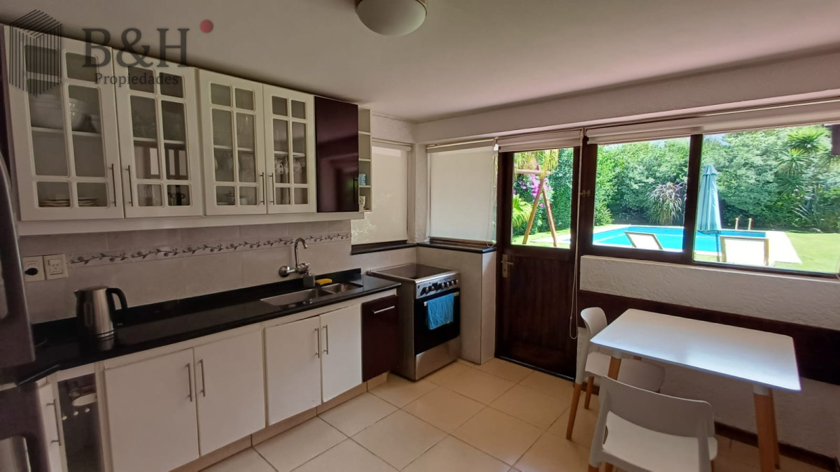 Casa ID.5451 - Vende gran casa para vivir todo el año, de 3 dormitorios en Punta del Este 