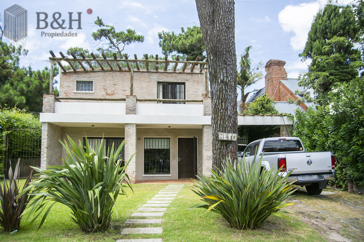 Casa ID.6619 - Excelente chalet de 5 dormitorios en venta a pasos de Playa Mansa Punta del Este