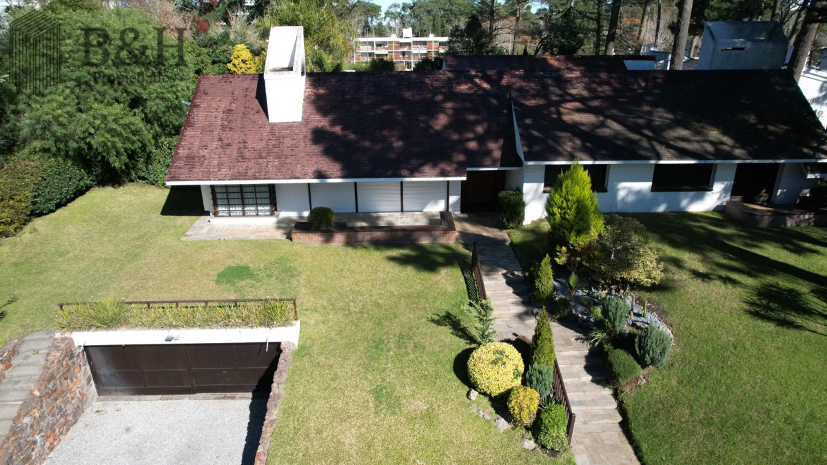 Casa ID.4236 - Muy buena propiedad en venta, 5 dormitorios en barrio Cantegril, Punta del Este 