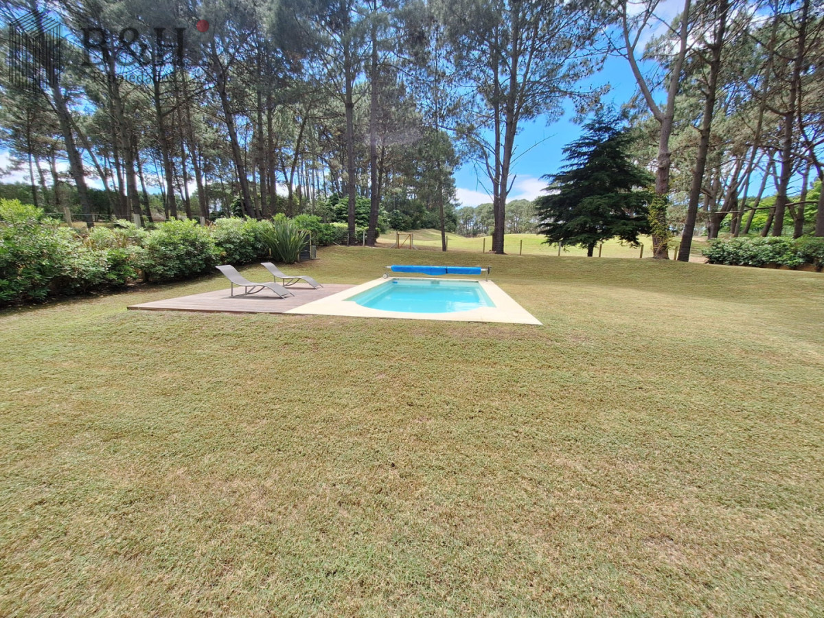 Casa ID.6000 - Vende casa de 3 dormitorios con fondo al Club de Golf, Punta Ballena