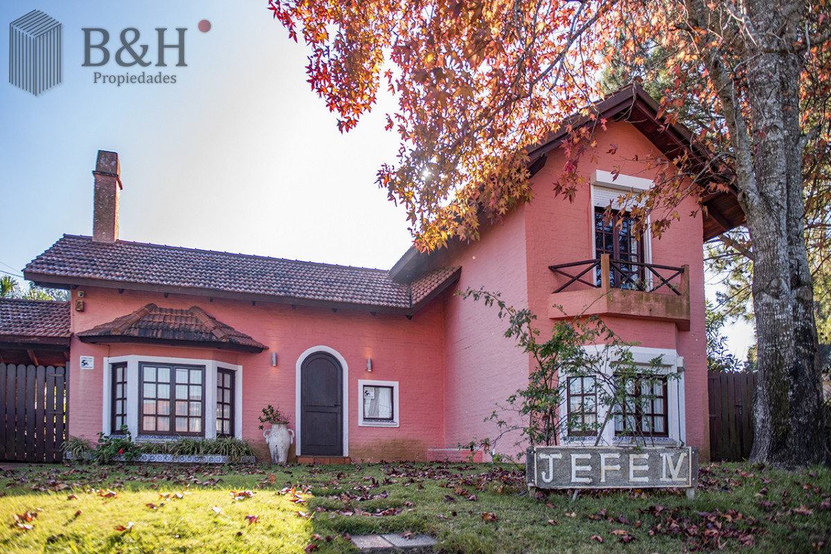 Casa ID.8024 - Muy linda casa en venta, zona inmejorable, 3 dormitorios y servicio
