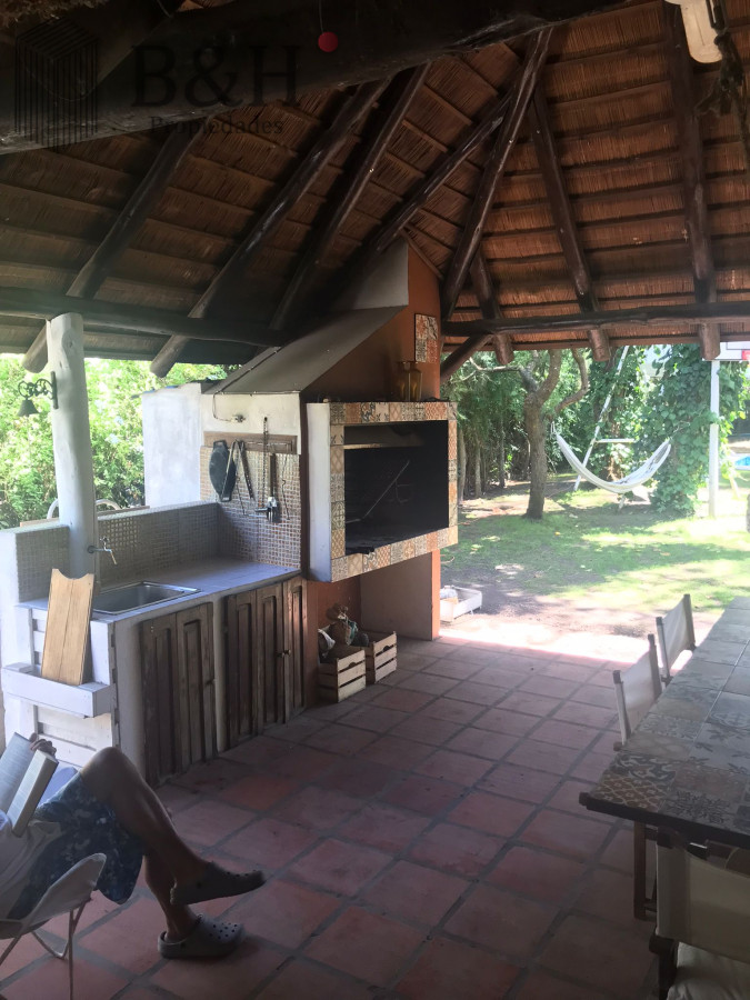 Casa ID.5600 - Chalet de 4 dormitorios, piscina y parrillero en alquiler. Zona tranquila. Punta del Este.