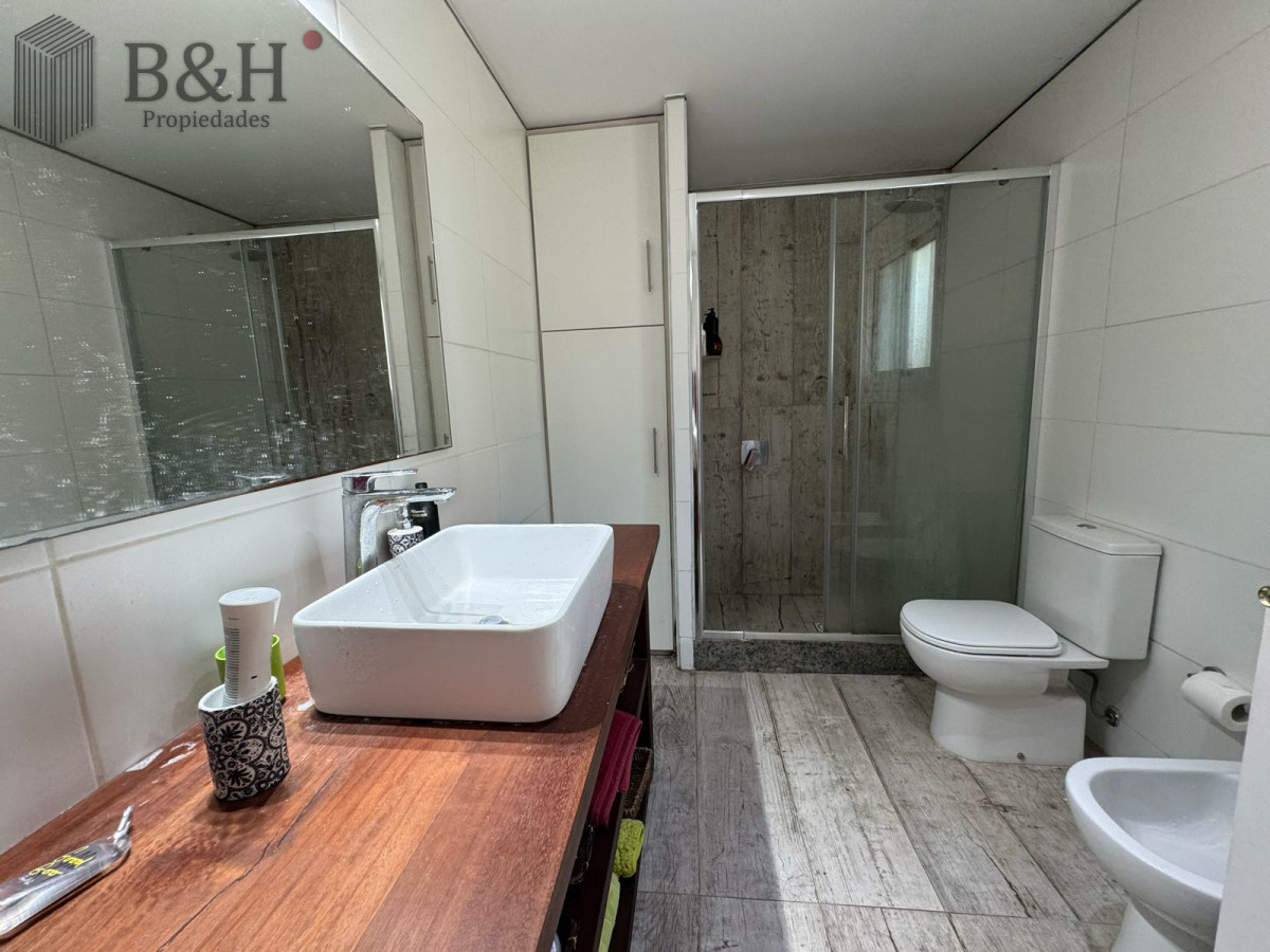Casa ID.4235 - En venta casa de 3 dormitorios, con piscina y barbacoa, en Barrio Golf, Punta Este