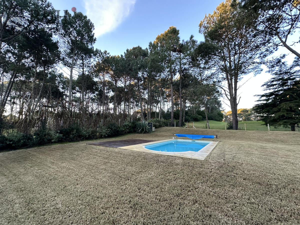 Casa ID.6000 - Vende casa de 3 dormitorios con fondo al Club de Golf, Punta Ballena
