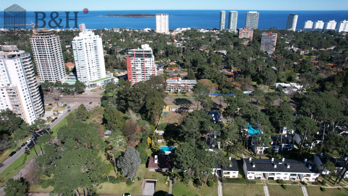 Casa ID.4236 - Muy buena propiedad en venta, 5 dormitorios en barrio Cantegril, Punta del Este 