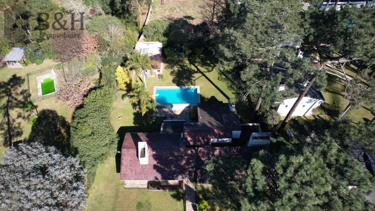 Casa ID.4236 - Muy buena propiedad en venta, 5 dormitorios en barrio Cantegril, Punta del Este 