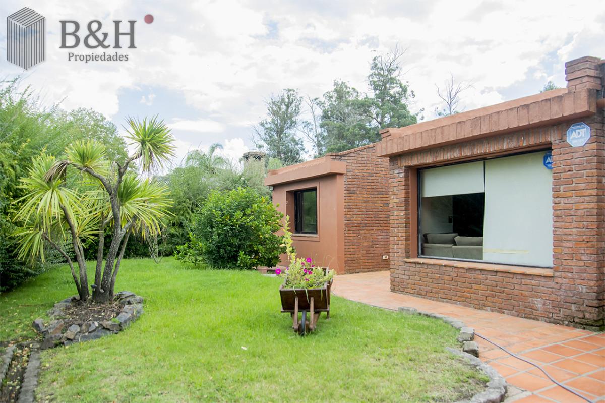 Casa ID.6694 - En venta casa de 3 Dormitorios en Jardines de Córdoba con Barbacoa 