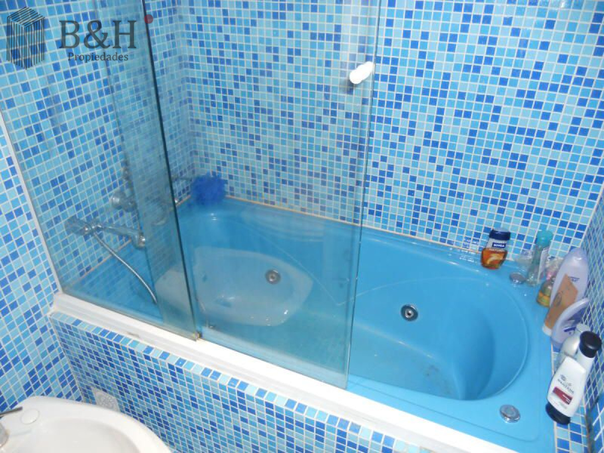 Casa ID.5600 - Chalet de 4 dormitorios, piscina y parrillero en alquiler. Zona tranquila. Punta del Este.