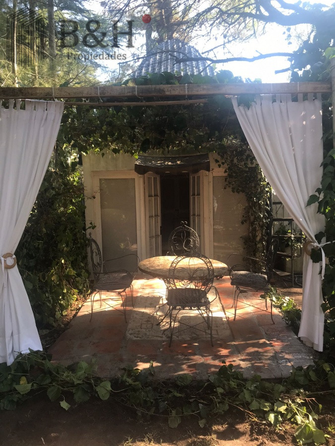 Casa ID.5600 - Chalet de 4 dormitorios, piscina y parrillero en alquiler. Zona tranquila. Punta del Este.