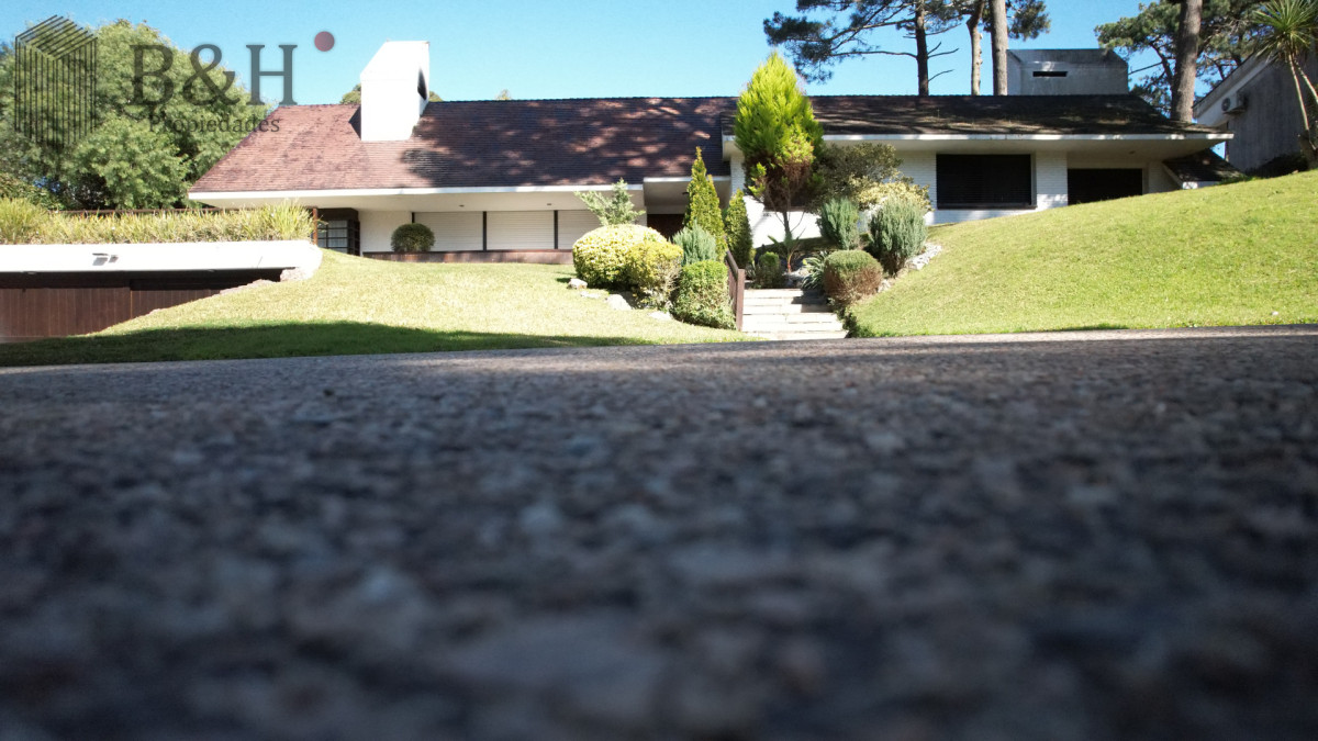 Casa ID.4236 - Muy buena propiedad en venta, 5 dormitorios en barrio Cantegril, Punta del Este 