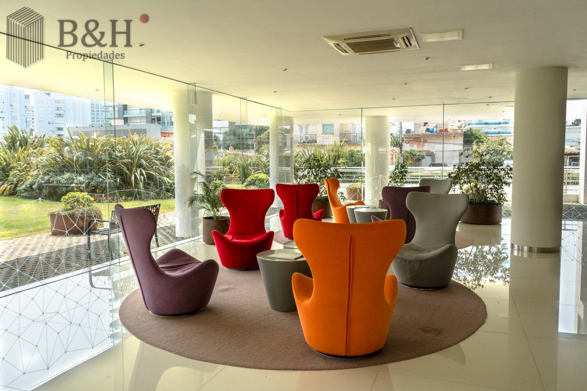 Apartamento ID.4606 - Vende departamento de 2 dormitorios finamente decorado en Torre Onix, Punta del Este