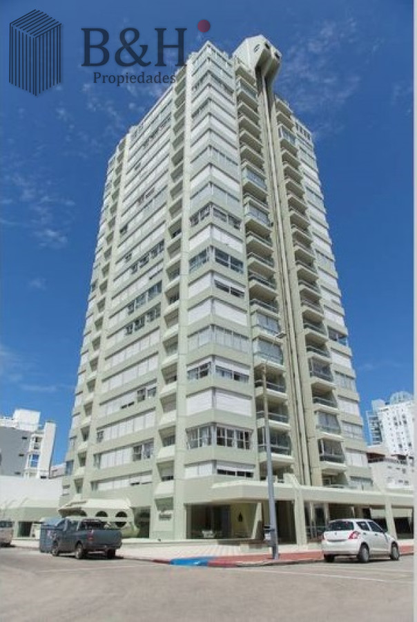 Apartamento ID.5540 - Apartamento de 3 dormitorios en Peninsula, Punta del Este con vista al mar