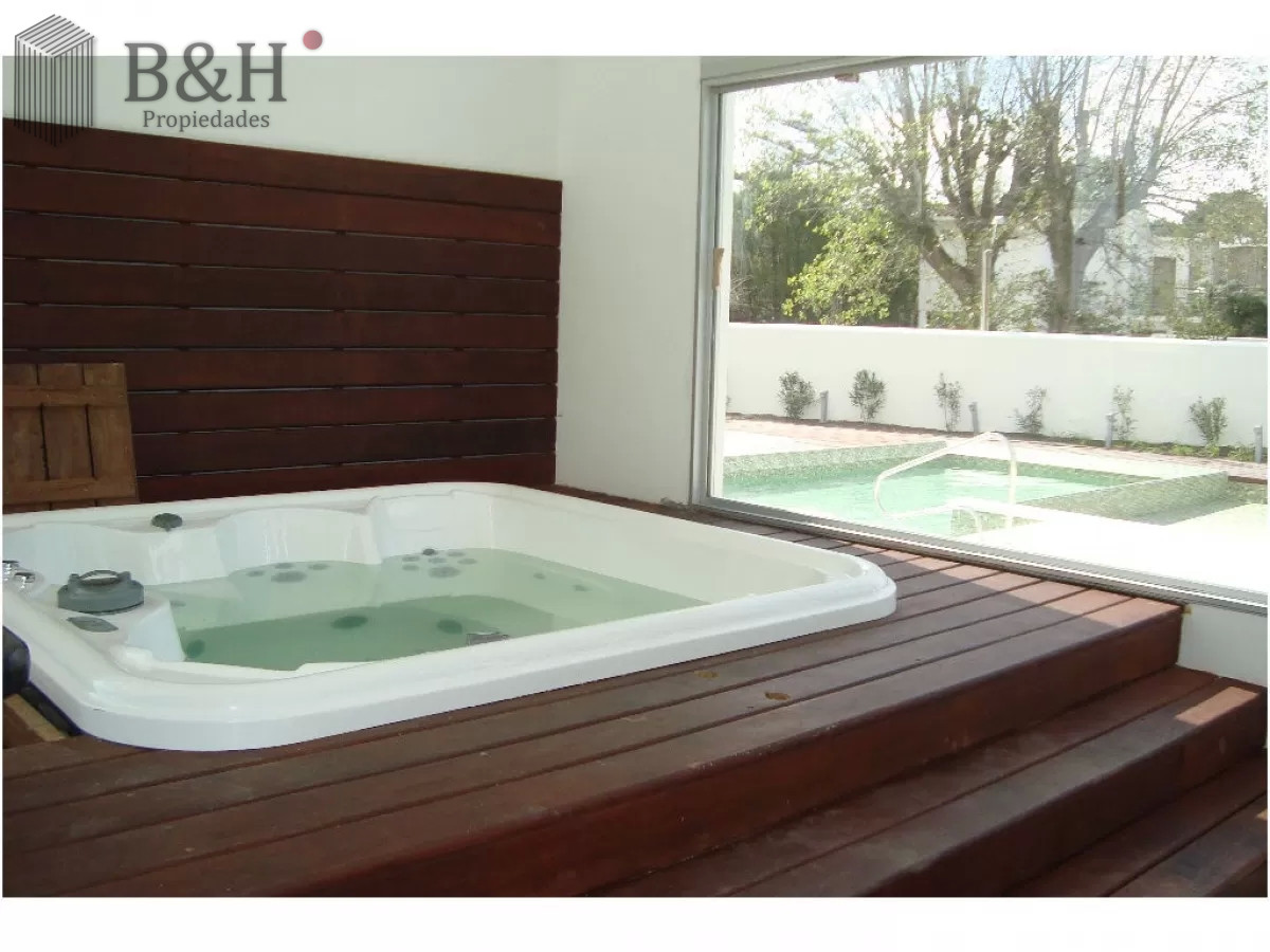 Apartamento ID.7369 - Departamento de 3 dormitorios en venta a pasos del mar. MANSA PUNTA DEL ESTE