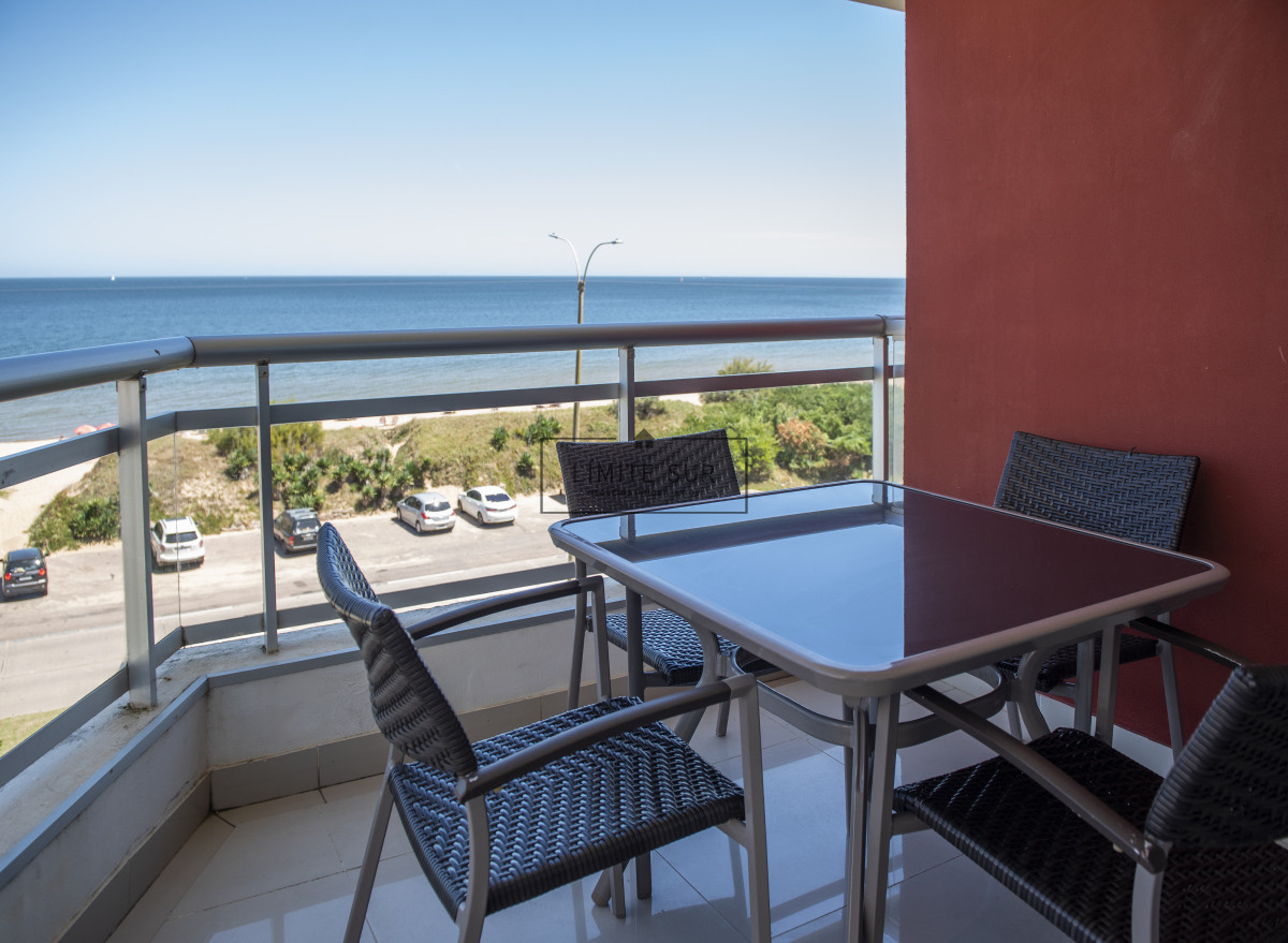 Apartamento ID.211 - Vende hermoso Penthouse en Playa Mansa con azotea propia en Punta del Este