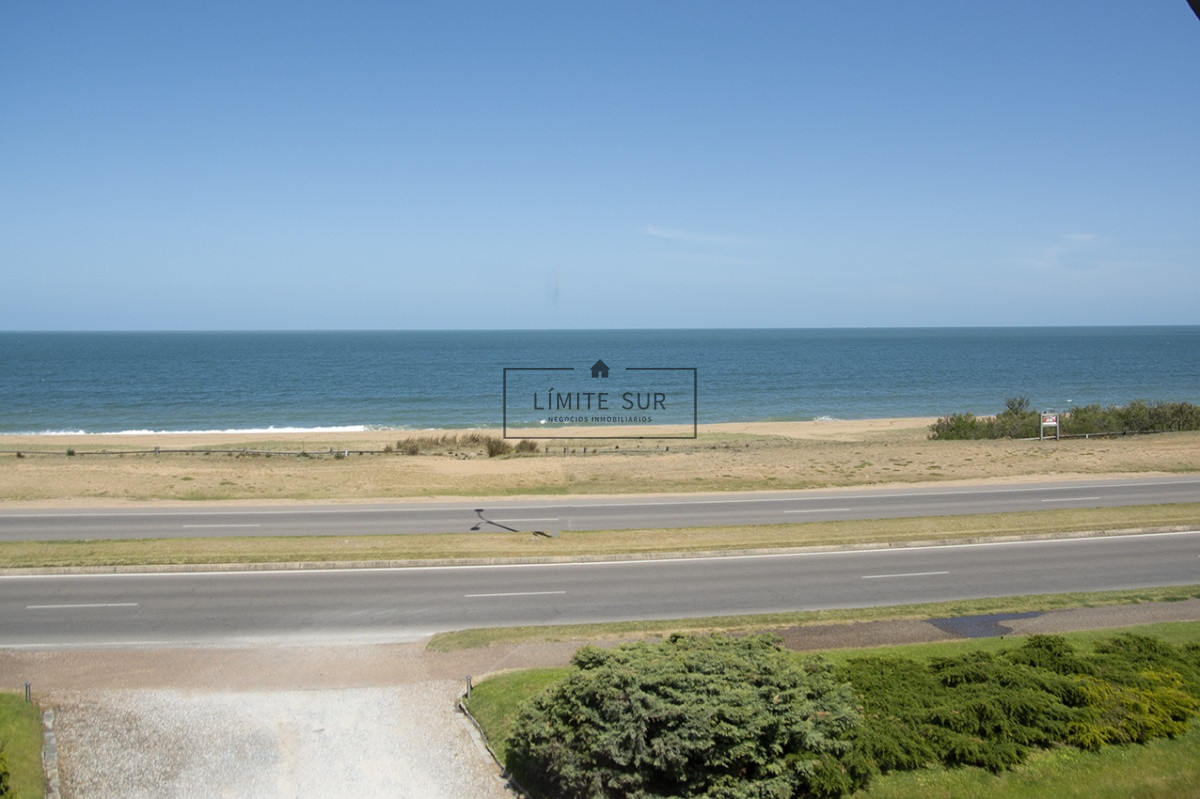 Apartamento ID.207 - Espectacular departamento en Playa Mansa de 3 dormitorios frente al mar!