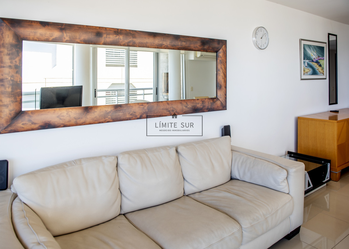 Apartamento ID.211 - Vende hermoso Penthouse en Playa Mansa con azotea propia en Punta del Este