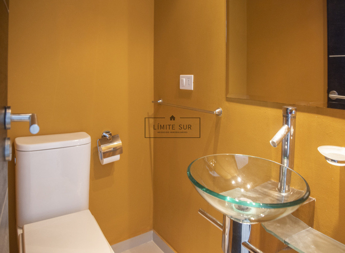 Apartamento ID.211 - Vende hermoso Penthouse en Playa Mansa con azotea propia en Punta del Este