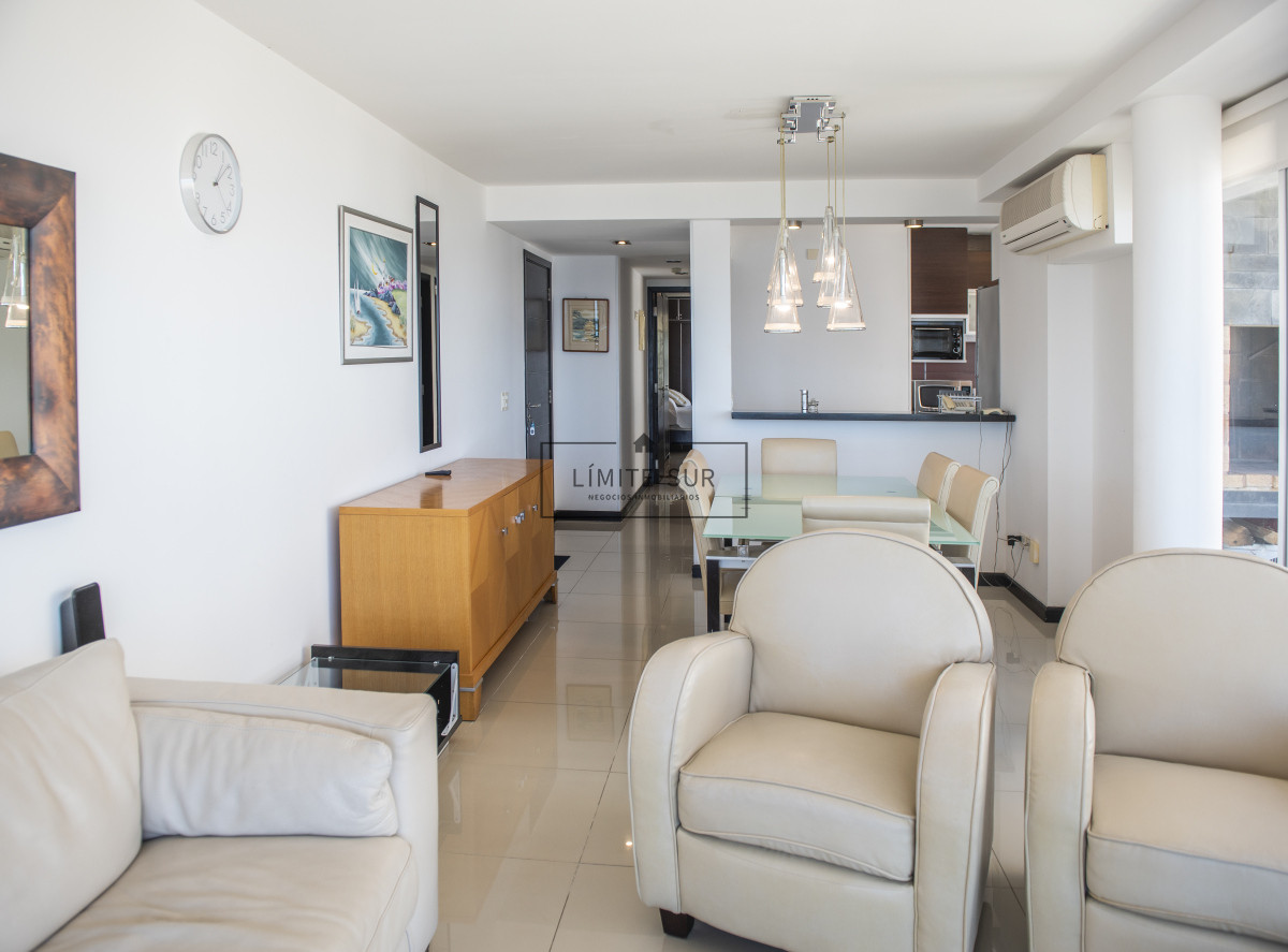 Apartamento ID.211 - Vende hermoso Penthouse en Playa Mansa con azotea propia en Punta del Este