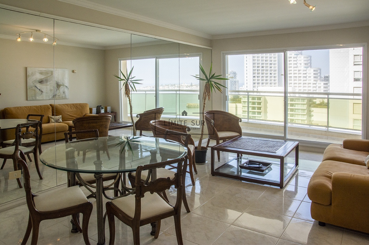 Apartamento ID.210 - Departamento de 3 dormitorios en venta frente a Playa Mansa, Coral Tower