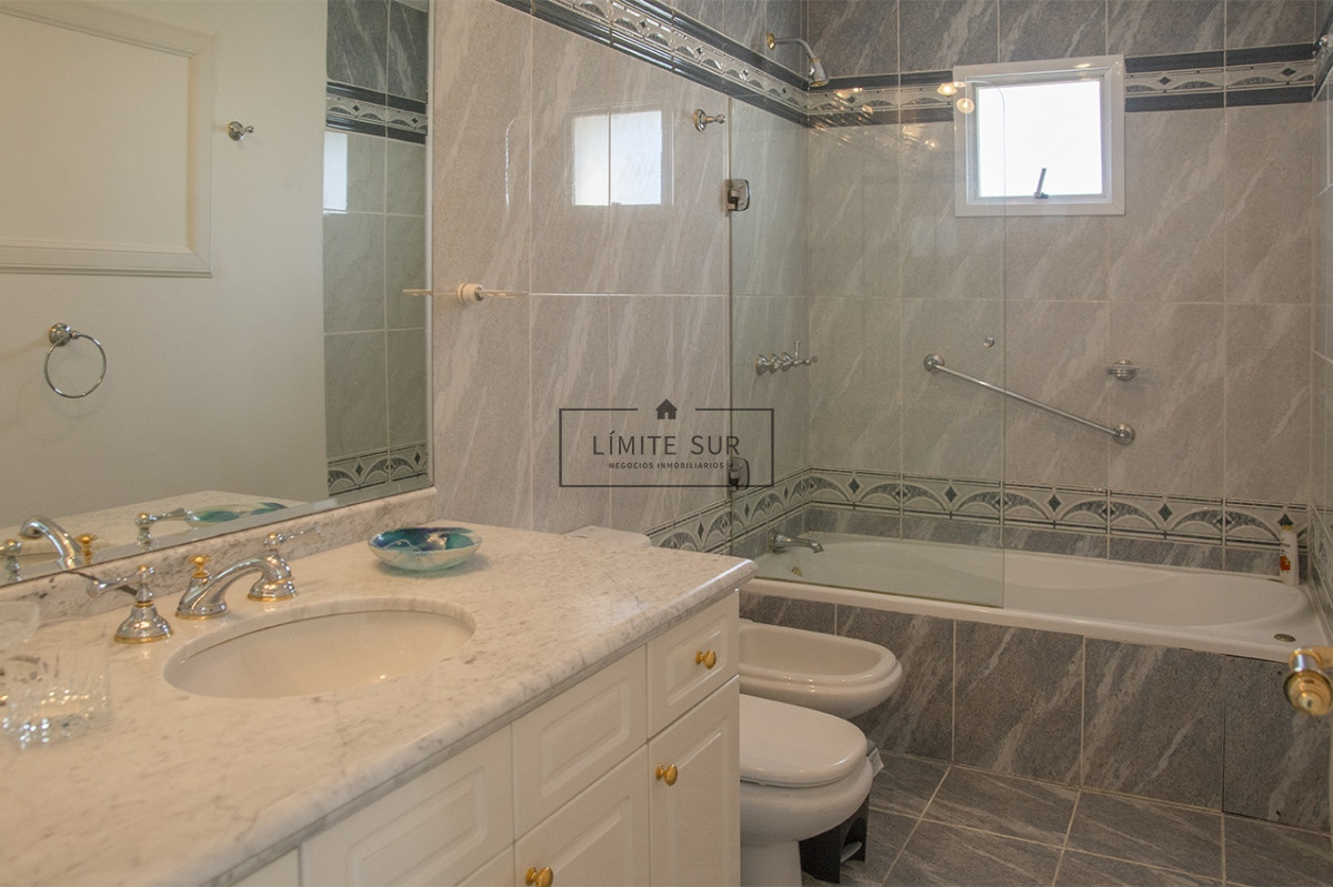 Apartamento ID.210 - Departamento de 3 dormitorios en venta frente a Playa Mansa, Coral Tower