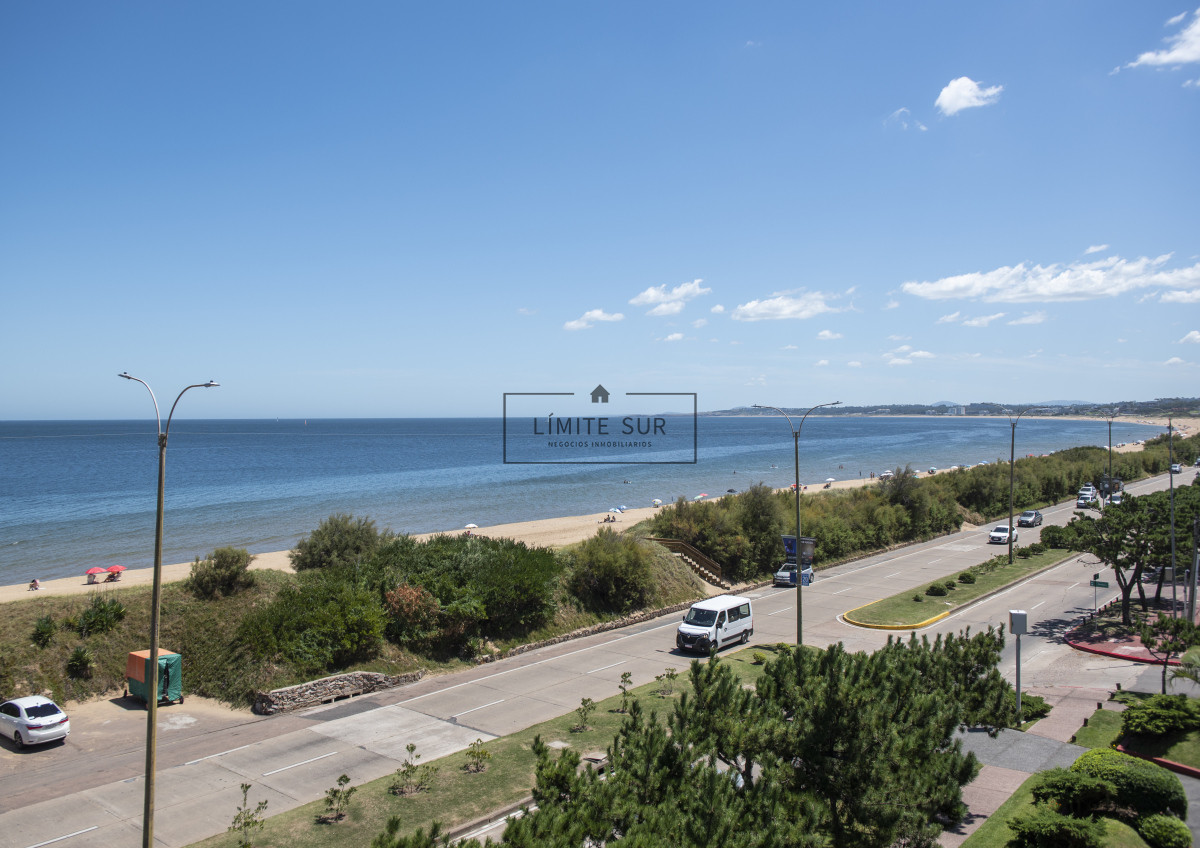 Apartamento ID.211 - Vende hermoso Penthouse en Playa Mansa con azotea propia en Punta del Este