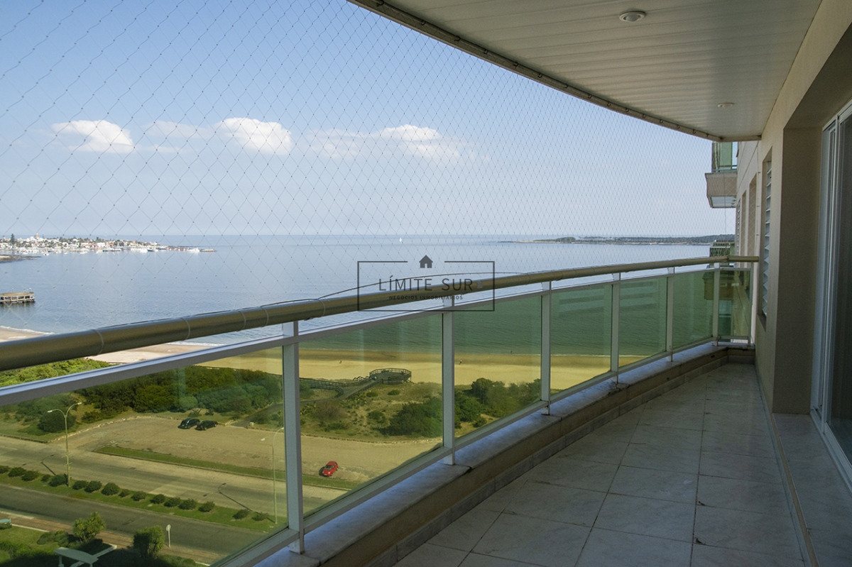 Apartamento ID.210 - Departamento de 3 dormitorios en venta frente a Playa Mansa, Coral Tower