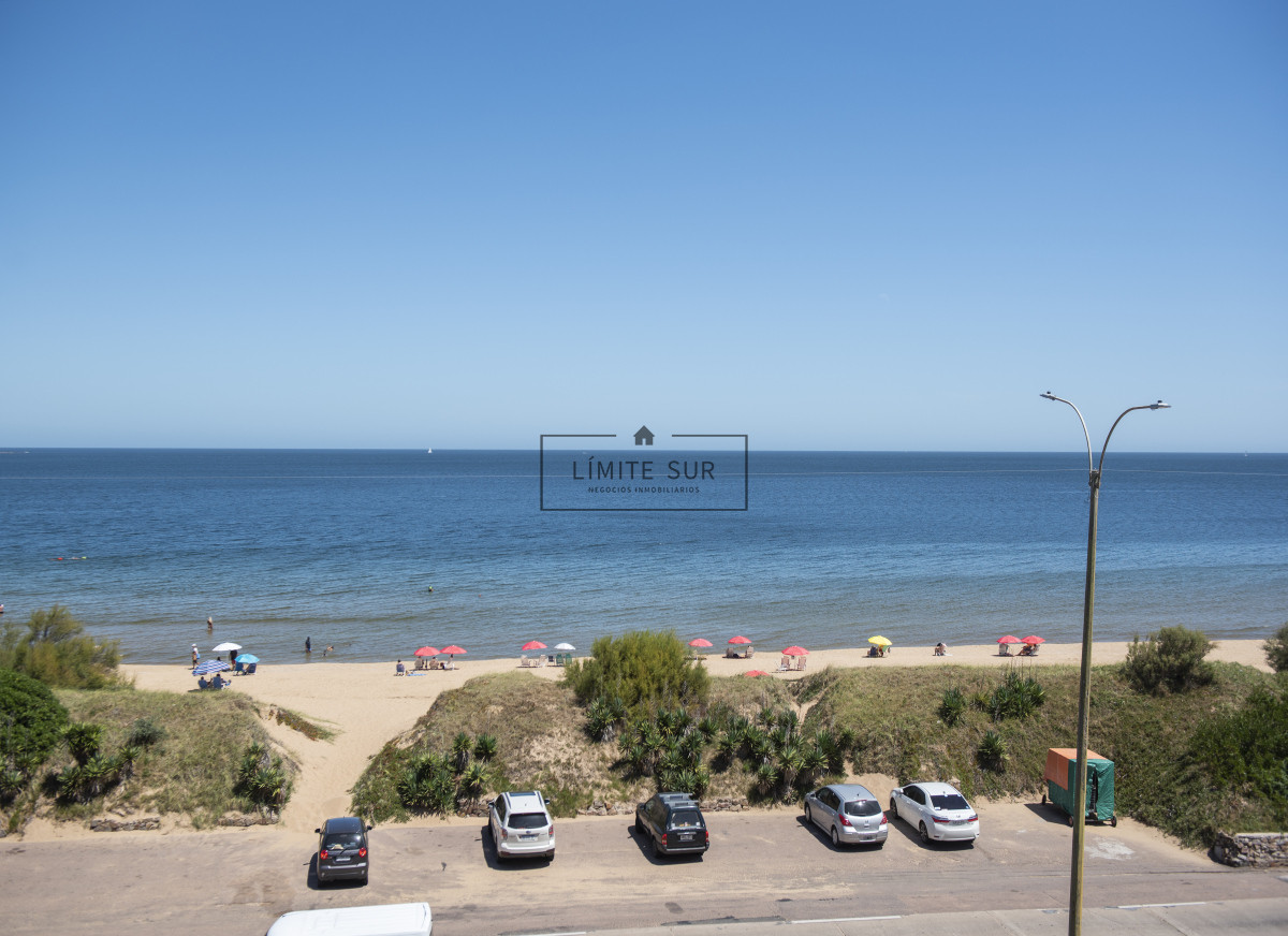Apartamento ID.211 - Vende hermoso Penthouse en Playa Mansa con azotea propia en Punta del Este