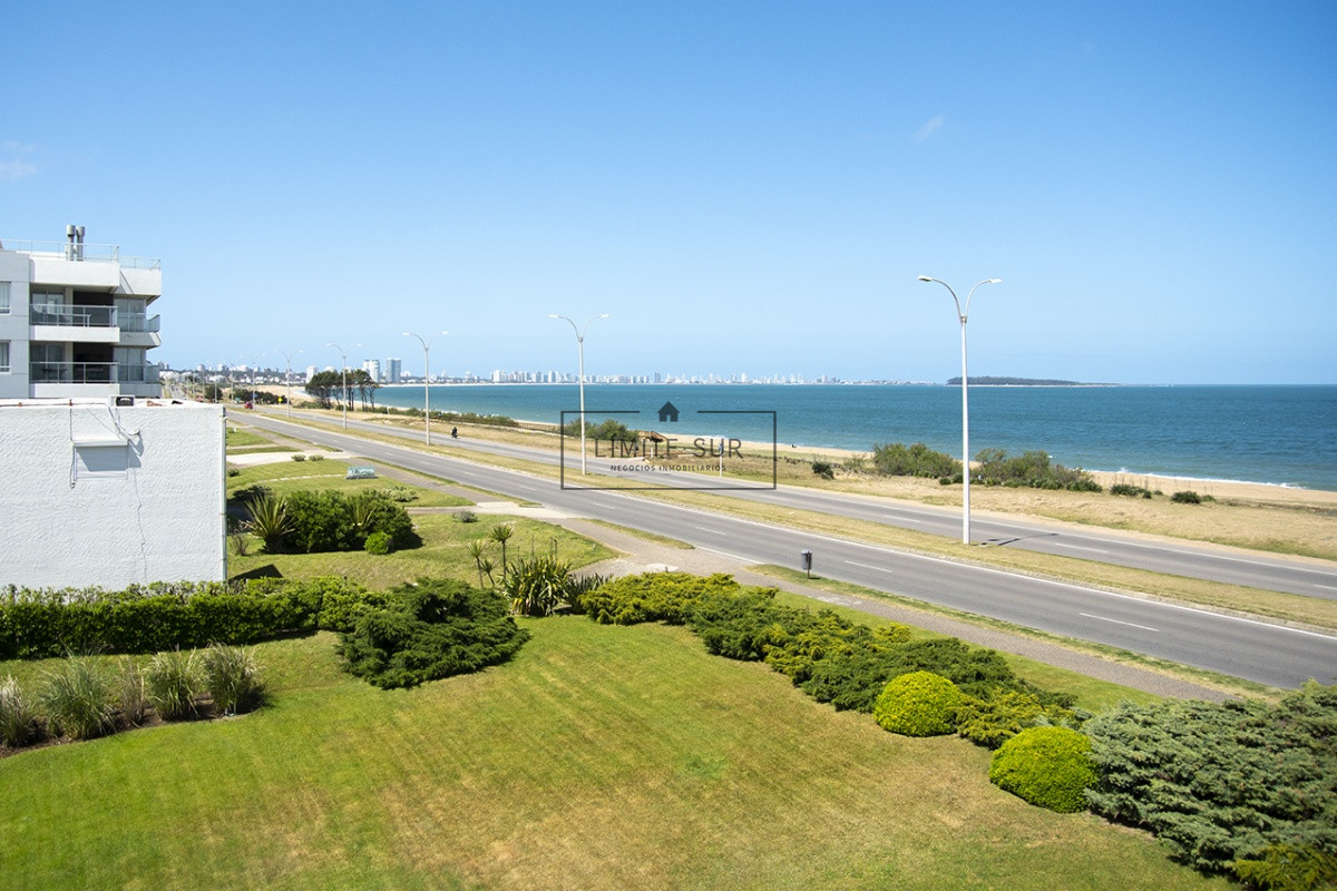 Apartamento ID.207 - Espectacular departamento en Playa Mansa de 3 dormitorios frente al mar!