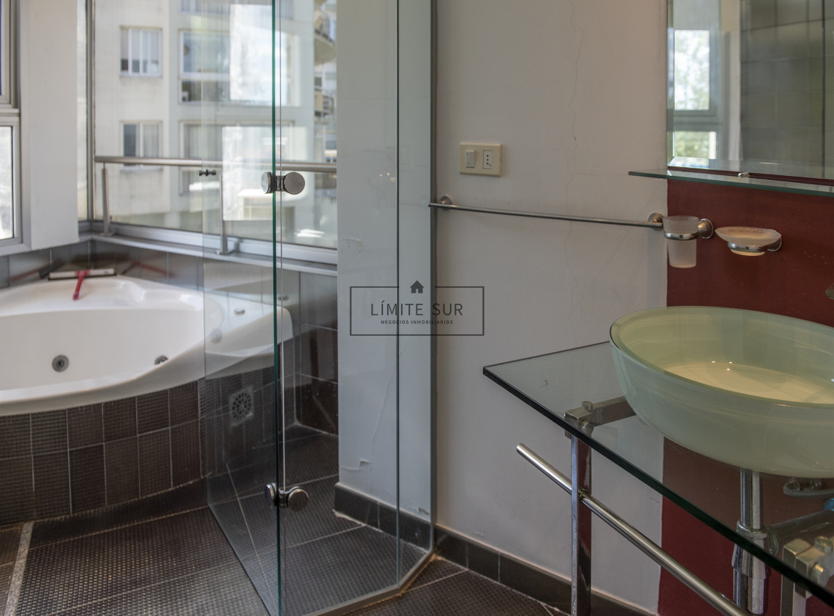 Apartamento ID.211 - Vende hermoso Penthouse en Playa Mansa con azotea propia en Punta del Este