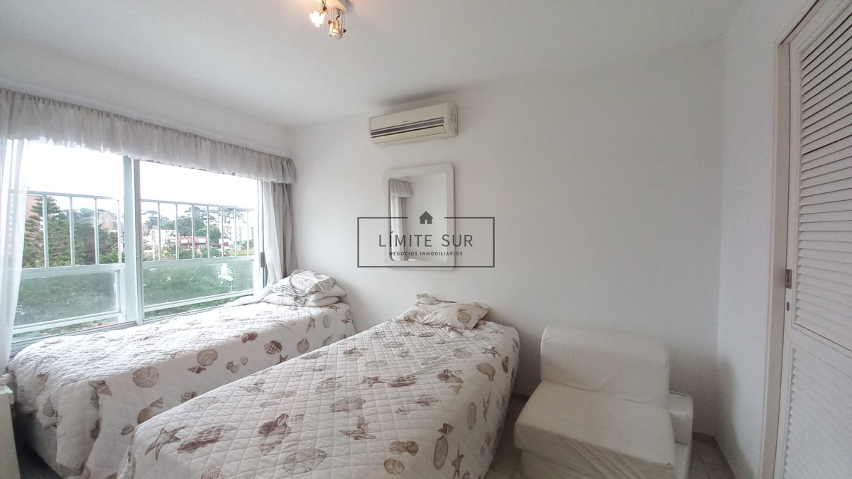 Apartamento ID.213 - Departamento de 3 dormitorios + dependencia en venta, Playa Mansa. Torre Jefferson,.