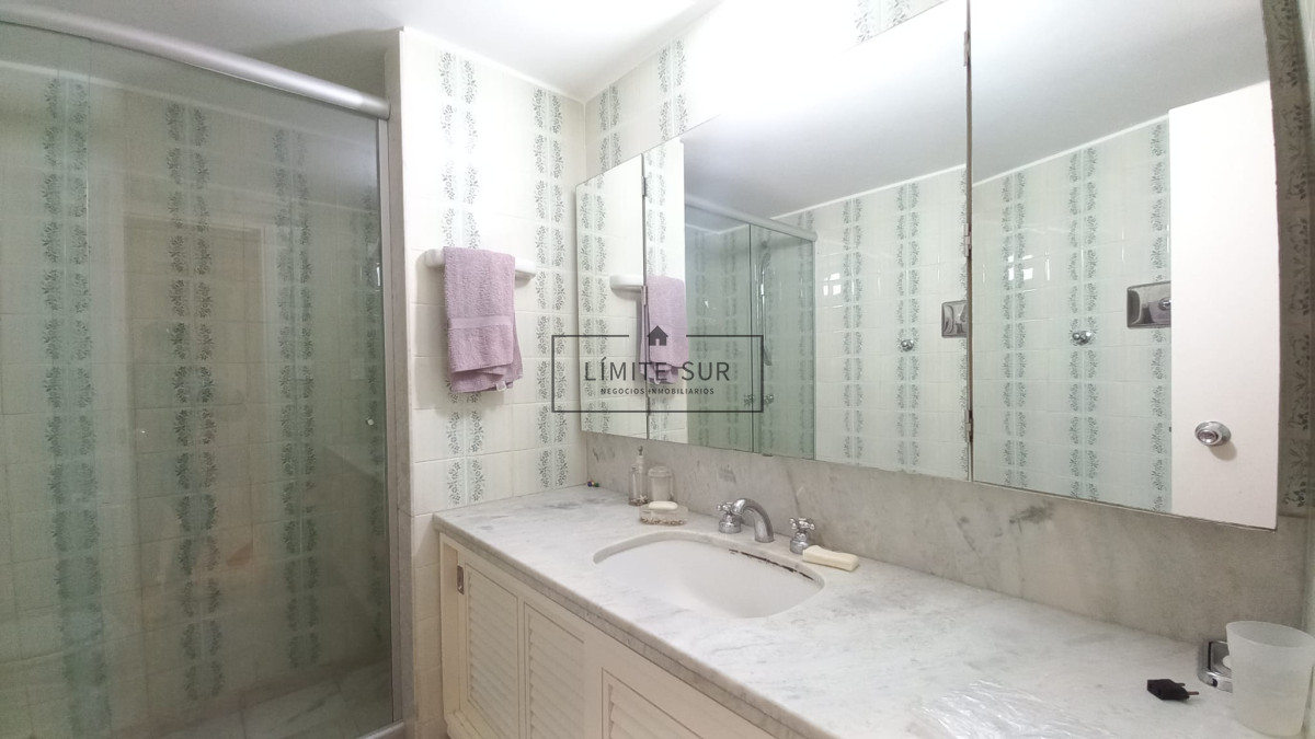 Apartamento ID.213 - Departamento de 3 dormitorios + dependencia en venta, Playa Mansa. Torre Jefferson,.