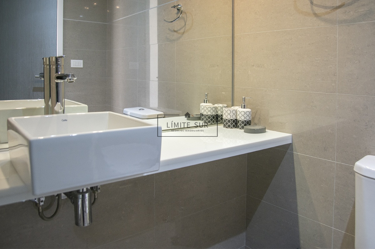 Apartamento ID.187 - Departamento de 2 dormitorios en venta en torre moderna a metros de Playa Mansa.