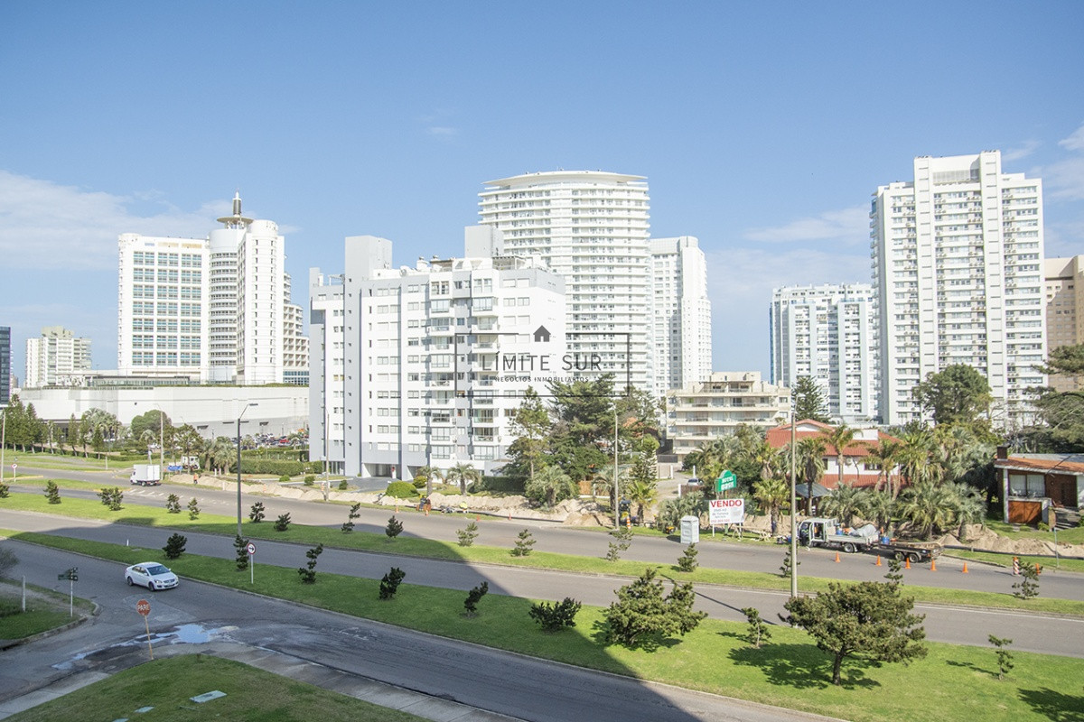 Apartamento ID.187 - Departamento de 2 dormitorios en venta en torre moderna a metros de Playa Mansa.