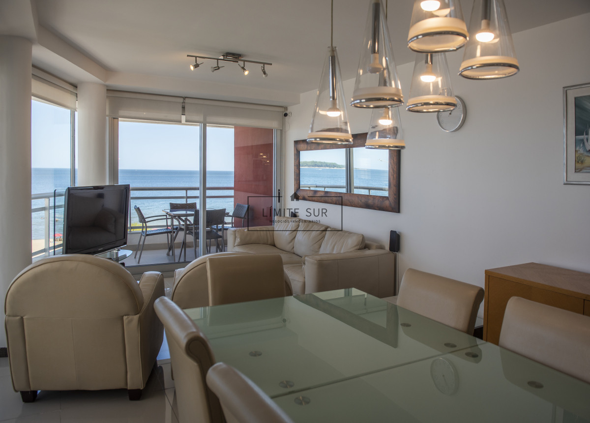 Apartamento ID.211 - Vende hermoso Penthouse en Playa Mansa con azotea propia en Punta del Este