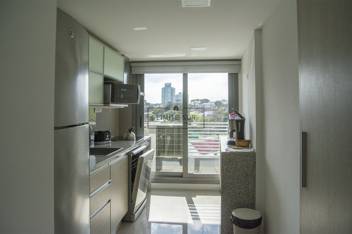 Apartamento ID.187 - Departamento de 2 dormitorios en venta en torre moderna a metros de Playa Mansa.
